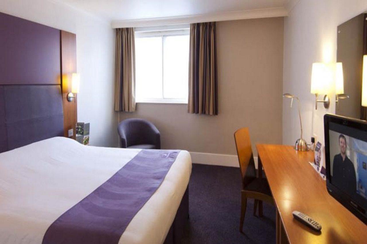 Premier Inn Crewe West Exterior foto