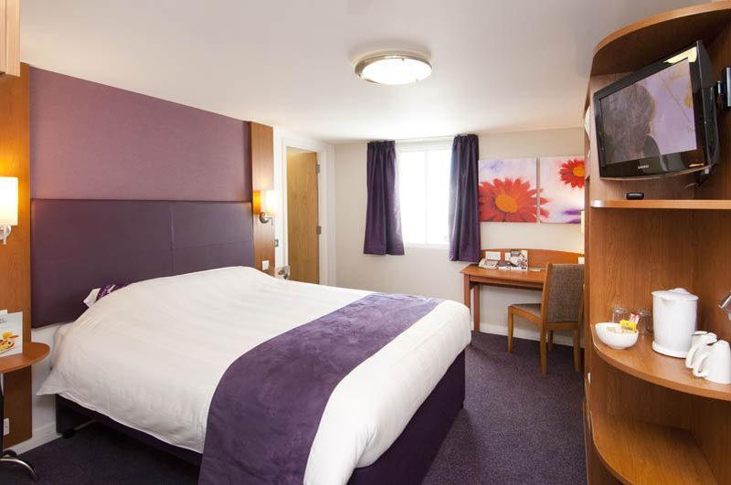 Premier Inn Crewe West Exterior foto